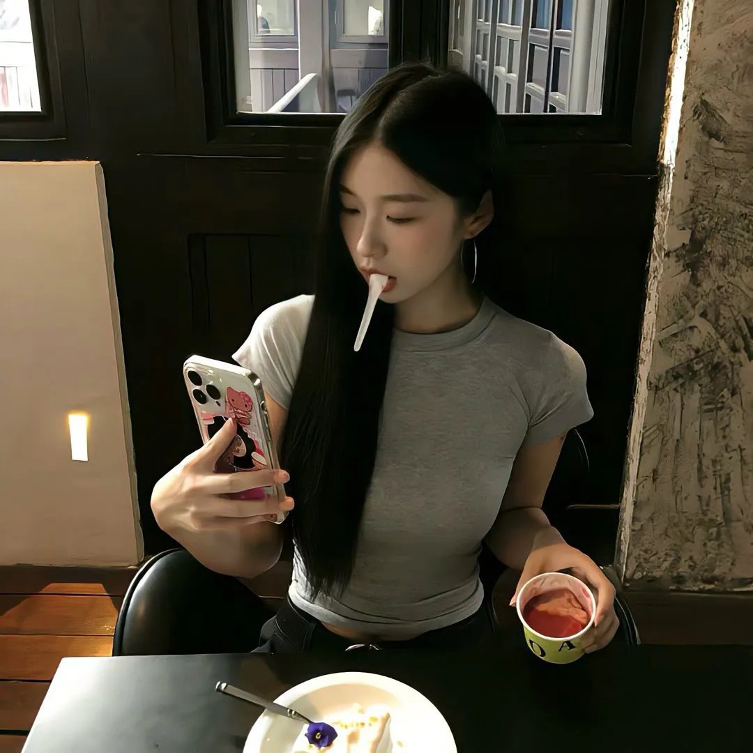 戴金色面具的男子
